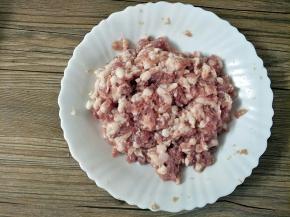 用筷子使劲搅拌至起胶