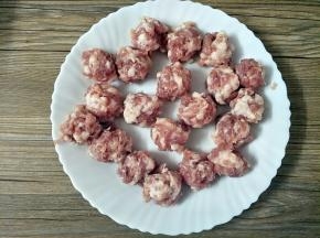 将肉馅制成丸子状