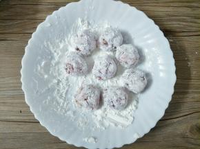 滚上一层玉米淀粉