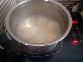 放入油锅炸熟捞出沥油