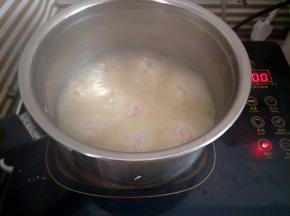 放入油锅炸熟捞出沥油