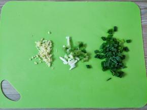 生姜切末，葱头和葱花分开