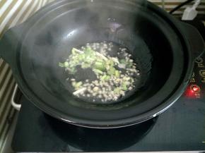 放入葱头、姜末炒出香味