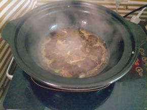 加入醋、糖、生抽、老抽、料酒、清水煮开
(调味的量自己把握好，尝尝味道再添加)