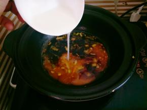 调适量水淀粉加入汤汁中煮至浓稠