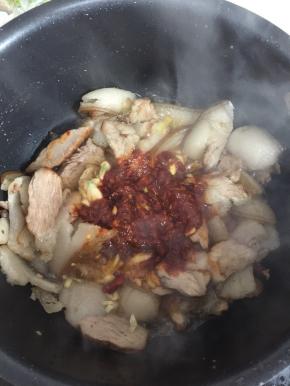 把多余的油倒出来，放入生姜，蒜瓣，干辣椒，花椒和一大勺郫县豆瓣酱炒出香味儿来！