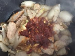 把多余的油倒出来，放入生姜，蒜瓣，干辣椒，花椒和一大勺郫县豆瓣酱炒出香味儿来！