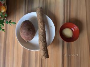 首先是紫薯山药糕，所需食材:紫薯、山药、炼乳（或细砂糖）