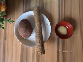 首先是紫薯山药糕，所需食材:紫薯、山药、炼乳（或细砂糖）
