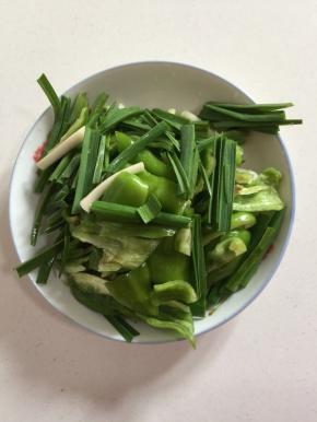 蒜苗洗净切成段，青椒去籽切成块儿备用！