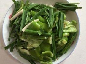 蒜苗洗净切成段，青椒去籽切成块儿备用！