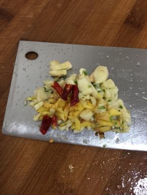 蒜瓣切碎，生姜切成小丁，干辣椒切成段备用！