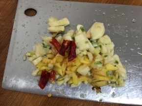 蒜瓣切碎，生姜切成小丁，干辣椒切成段备用！
