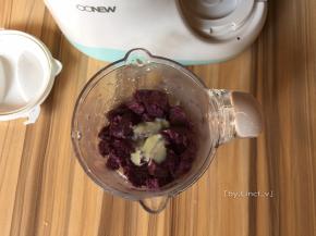 同样的将蒸熟的紫薯放入搅拌机杯中，加入适量炼奶