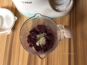 同样的将蒸熟的紫薯放入搅拌机杯中，加入适量炼奶