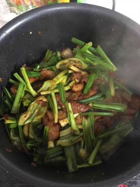 放入切好的青椒和蒜苗段翻炒片刻！