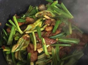 放入切好的青椒和蒜苗段翻炒片刻！