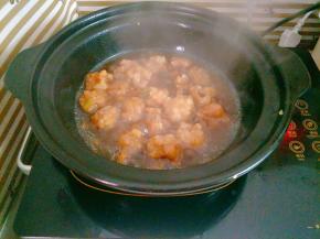 倒入炸好的肉丸，迅速裹上酱汁即可装盘