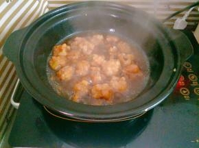 倒入炸好的肉丸，迅速裹上酱汁即可装盘