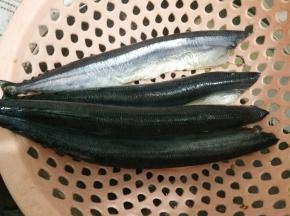 秋刀鱼解冻后去除头和内脏，清洗干净。