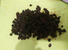 豆豉用刀背拍散备用。