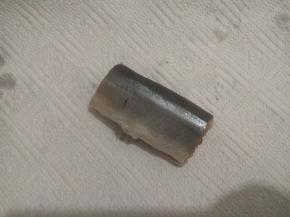 用厨房纸巾吸干每段鱼内外的水分。