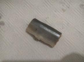 用厨房纸巾吸干每段鱼内外的水分。