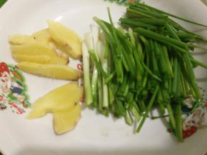 姜切片，葱切段备用。