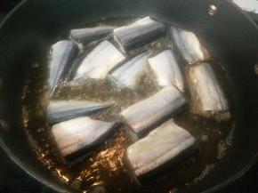 锅里倒入适量油，烧至冒泡后放入鱼段小火炸制。