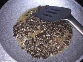 平底锅里倒入适量油，加入豆豉炒出香味离火。