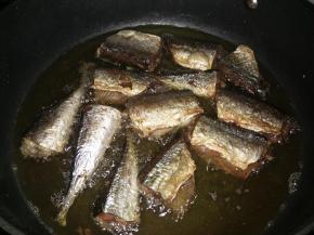 一面炸至金黄后再翻面，另一面也炸至金黄，捞出沥油。