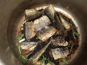 加入调味料，盖锅开火。大火上气后转小火焖10分钟后关火。