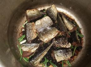 加入调味料，盖锅开火。大火上气后转小火焖10分钟后关火。