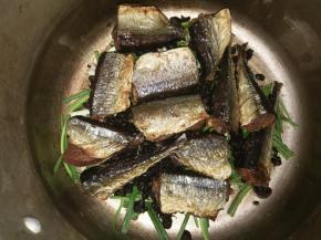 放入炸好的鱼段。