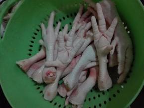 鸡脚用剪刀剪去趾尖，清洗干净。