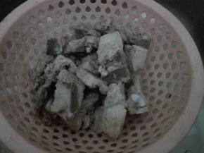 猪骨捞出冲洗干净备用。