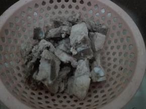 猪骨捞出冲洗干净备用。