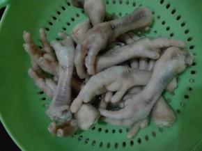 飞水后的鸡脚冲洗干净备用。