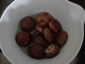香菇剪去蒂，用水浸软洗净，每个切四开备用。