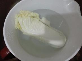 白菜心用水浸泡片刻洗干净备用。