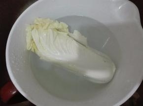 白菜心用水浸泡片刻洗干净备用。