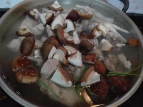 烧开一锅水，放入鸡脚、猪骨、香菇、姜片，开中火煲半小时，改小火煲1个半小时。