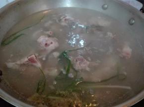 锅里水再次烧开，放入清洗干净的猪骨飞水。