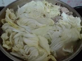 加入白菜心继续煲半小时，撒入适量枸杞，加适量盐调味，关火焖片刻。