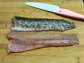 黑鱼买回来洗净后去头尾。