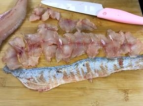 然后把鱼肉片成薄片。