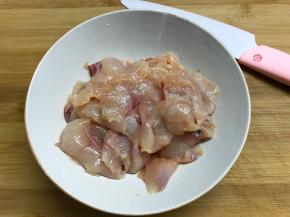 用料酒、盐和淀粉腌一下。