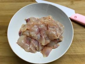 用料酒、盐和淀粉腌一下。