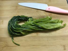 雪菜去除老叶后清洗干净。