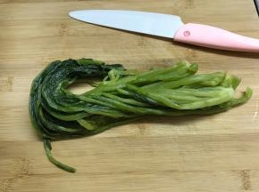 雪菜去除老叶后清洗干净。